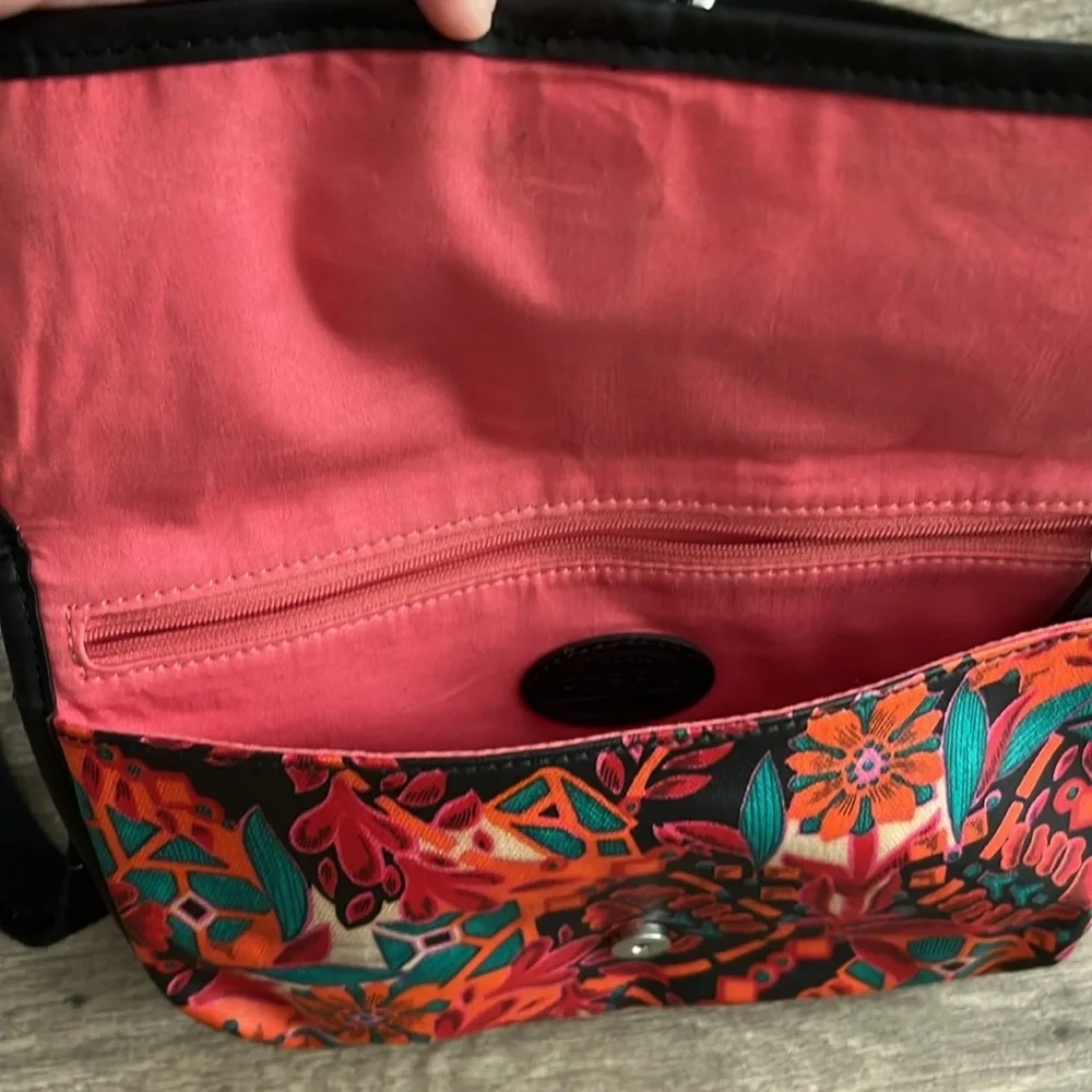 FOSSIL. Cute little crossbody. Perfect for fall. Gentle used condition. 10x6.